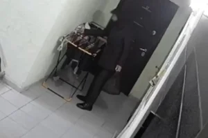 Ер адам кіреберісте ілулі тұрған әйелдің іш киімін ұрлап кеткен