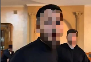 Қыздарға дөрекілік көрсеткен екі шетелдік қамауға алынды