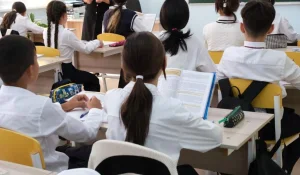 Оқушы мектепке қару алып келіп, балаларды қорқытқан