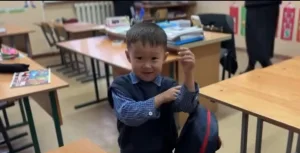 Небәрі төрт жастағы бүлдіршін мектепте оқуда