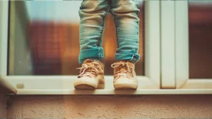 Әйел екі баласын 5-ші қабат терезесінен лақтырып жіберген