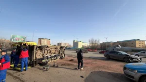 Жүкті әйел мінген жедел жәрдем көлігі жол апатына ұшырады