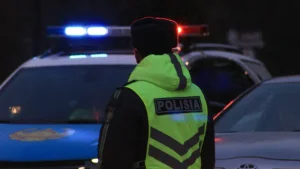 Полицейлер аязды түнде жолда қалған шетел азаматын құтқарып қалған