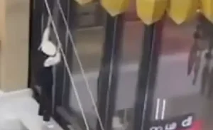 Ойын-сауық орталығында жасөспірім биіктен секіріп шатырын тесіп өткен