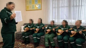 Сотталған әйел колонияда домбыра үйірмесін ашқан