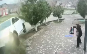 Жүргізуші әйел екі баланы қағып кетті