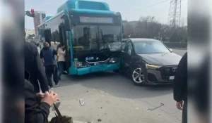 Әкімдік ғимаратының алдында жол-көлік оқиғасы болды