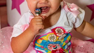 Тамағына тәтті тұрып қалған бала ажалдан аман қалды