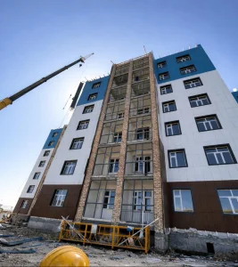 ҚЫЗЫЛОРДАДА ЖҰМЫСШЫ 7-ҚАБАТТАН ҚҰЛАП АУРУХАНАҒА ТҮСТІ