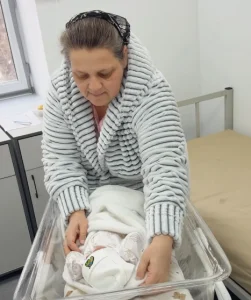 48 жастағы әйел 13-ші сәбиін дүниеге әкелді