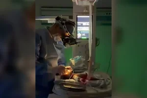 Дәрігерлер 650 грамм шала туған сәбидің көзіне ота жасады