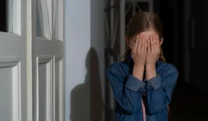 Ер адам өзін 15 жастағы оқушы ретінде таныстырып 13 жастағы қызды қорлаған