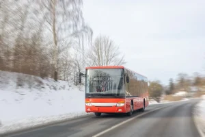 Автобус жүргізушісі жолаушыларды жол үстінде қалдырып кеткен