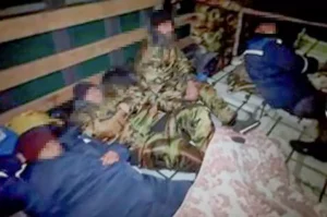 Жүк көлігінің тіркемесінде жасырынған 18 шетел азаматы ұсталды