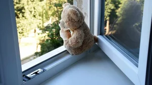 7 жасар бала терезеден құлап кеткен