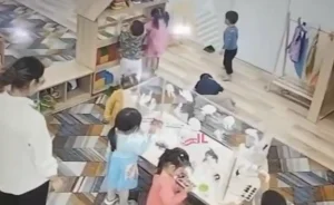 Балабақшада шкаф құлап, балалардың өміріне қауіп төнді