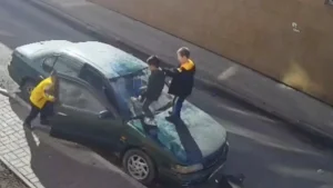 Жасөспірімдер аулада тұрған көліктің астан-кестенін шығарды