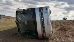 Вахталық автобус апатқа ұшырап, 50 адам зардап шекті