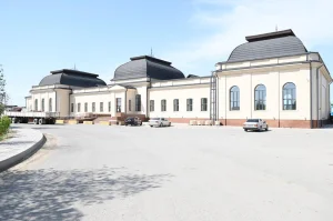 Қазалы теміржол вокзалына күрделі жөндеу жұмыстары жүргізіліп, тарихи ғимарат қайта жаңғыртылып жатыр