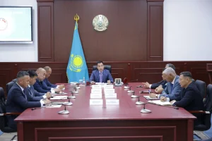 Жалағаш ауданының әкімі Ардақ Ибраимовтың төрағалығымен көктемгі егіс жұмыстарының барысына арналған кеңейтілген мәжіліс өтті