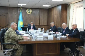 ҚАЗАЛЫДА АУДАН ӘКІМІ ҚАТЫСУЫМЕН БІРҚАТАР МАҢЫЗДЫ МӘСЕЛЕЛЕРГЕ БАЙЛАНЫСТЫ МӘЖІЛІС ӨТКІЗДІ