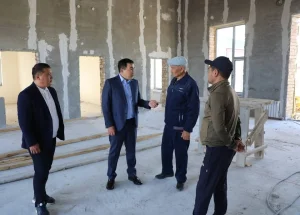 ЖАЛАҒАШТА АУДАН ӘКІМІ ҚҰРЫЛЫС ҚАРҚЫНЫН АРТТЫРУДЫ ТАПСЫРДЫ
