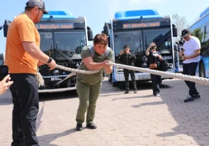 Мұғалімнің күші таңғалдырды: алып автобусты сүйреді