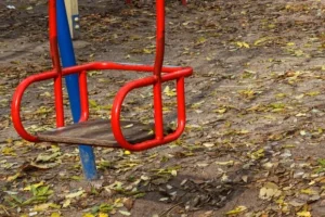 12 жастағы бала әткеншекте ойнап жүріп көз жұмған