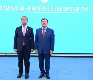 АУДАН ӘКІМІ АЛМАСБЕК ЕСМАХАНОВҚА «ҮЗДІК МЕМЛЕКЕТТІК ҚЫЗМЕТШІ» ТӨСБЕЛГІСІ ТАБЫСТАЛДЫ