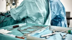 Дәрігерлер 35 жастағы әйелді аман-есен босандырып, алты ісікті алып тастаған