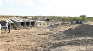 ҚАЗАЛЫ АУДАНЫНЫҢ ӘКІМІ КӨПІР ҚҰРЫЛЫСЫНЫҢ САПАСЫН БАҚЫЛАДЫ