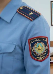 Әйел адамды зейнеткер әйнек сынықтарымен жарақаттаған