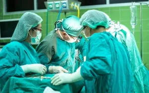 Дәрігерлер баланың асқазанынан ірі безоарды алып тастады
