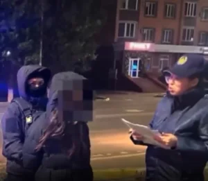 Баласын туыстарына тастап, есірткі таратпақ болған 22 жасар қыз ұсталды