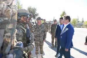 АЙМАҚ БАСШЫСЫ ҚЫЗЫЛОРДА ГАРНИЗОНЫНДАҒЫ ӘСКЕРИ БӨЛІМДЕРДІҢ ЖҰМЫСЫМЕН ТАНЫСТЫ